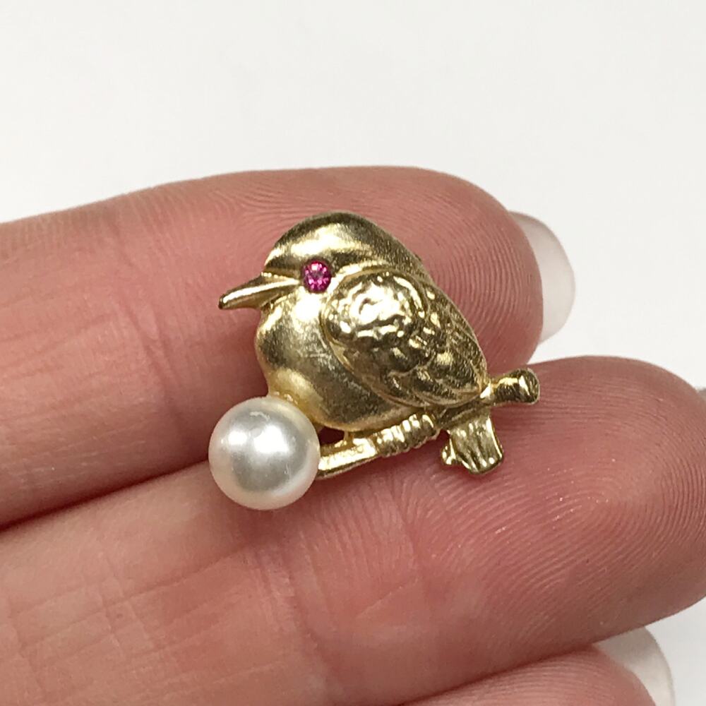 Vintage Cute Tiny Dainty Brushed Gold Tone Bird Ruby Eye Pearl Egg Brooch Pin